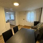 Casa Con Parra De Uva Y Paz Nyaraló Valoiro