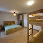 Casa Con Parra De Uva Y Paz Valoiro