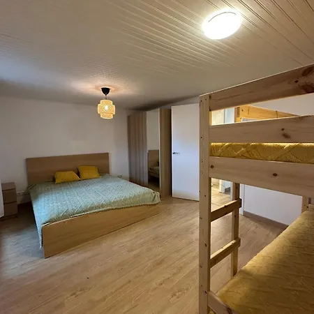 Casa Con Parra De Uva Y Paz Valoiro