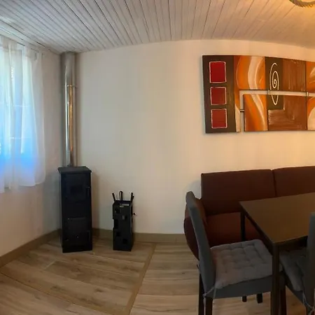 Casa Con Parra De Uva Y Paz Valoiro