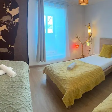 Casa Con Parra De Uva Y Paz Valoiro