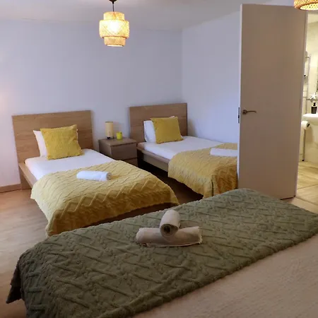 Casa Con Parra De Uva Y Paz Valoiro