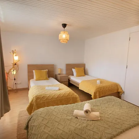 Casa Con Parra De Uva Y Paz Valoiro